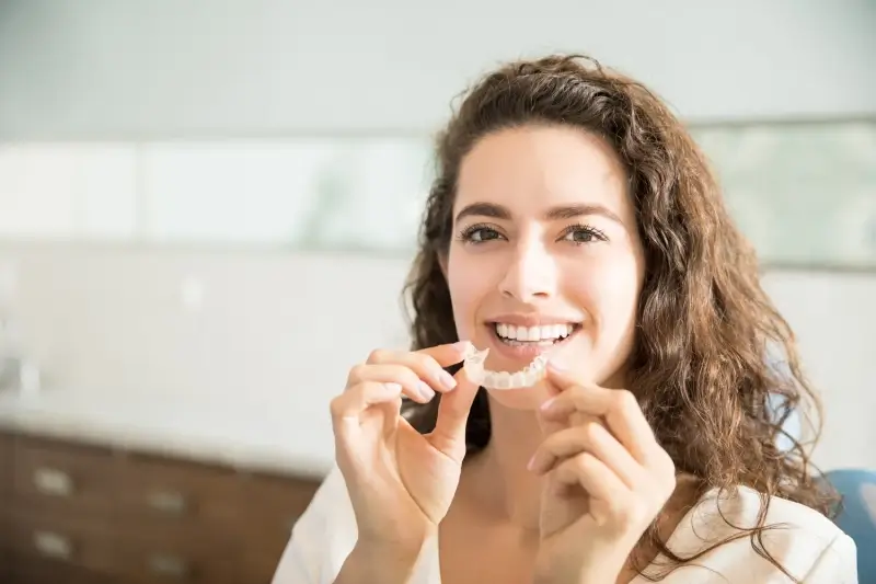 Czy leczenie Invisalign boli?