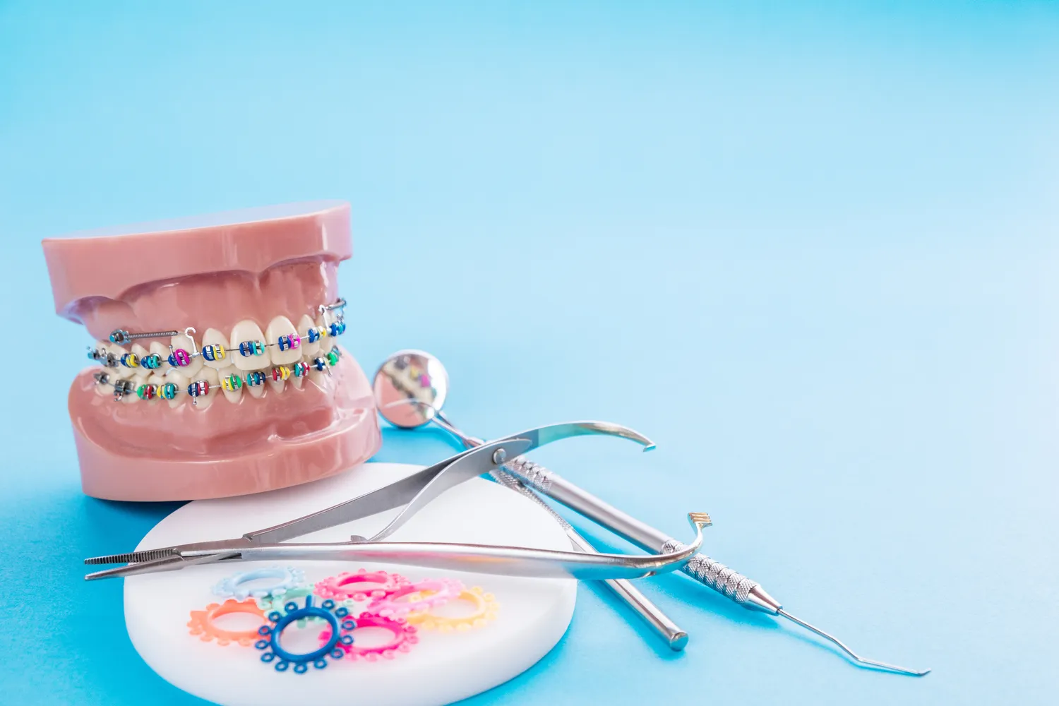 Niedoczynność tarczycy a implanty zębów - co należy wiedzieć na ten temat?